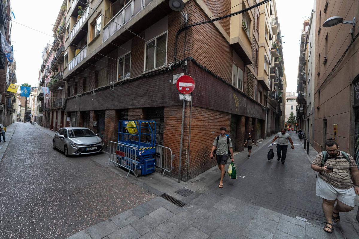Barcelona. Vecinos de la calle Jesús colaboran en la decoración de la calle Sant Pere Màrtir para la Festa Major de Gràcia, manteniendo la tradición de engalanar las calles del barrio con decorados elaborados de forma colectiva. 6 de agosto de 2026. Sociedad. AUTOR: ZOWY VOETEN