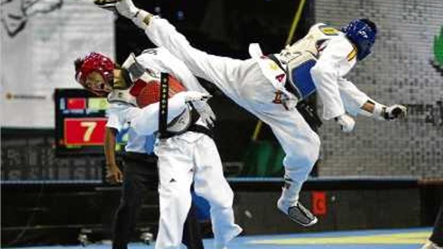 Espectacular acció de Joel González en el seu combat contra Lee Dae Hoon, ahir a Rússia.