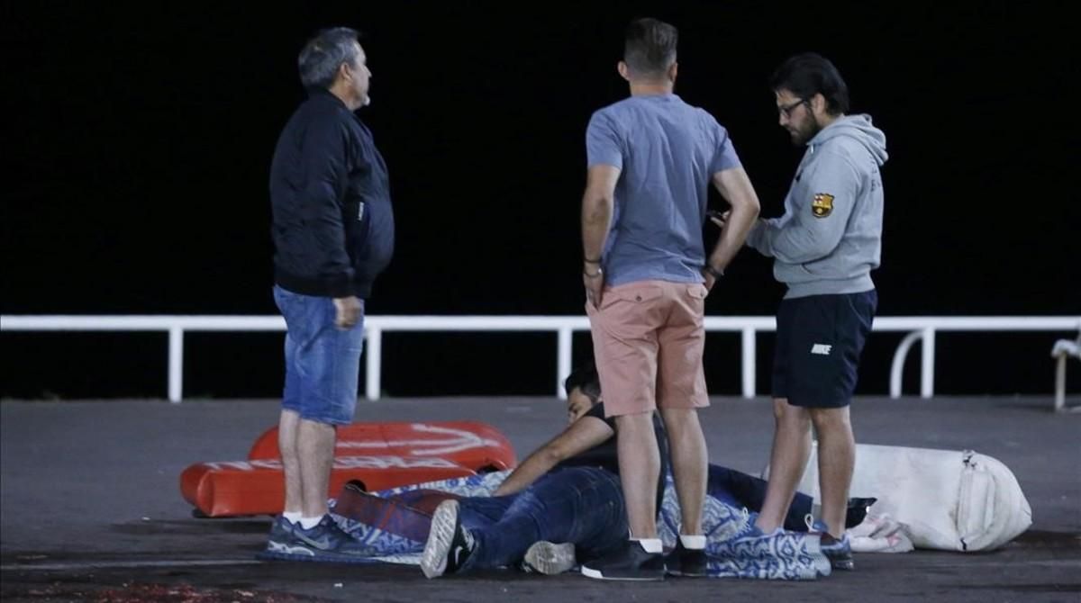 Una persona, herida en el suelo después de que un camión arrollara a la multitud que celebraba la fiesta nacional en Niza.