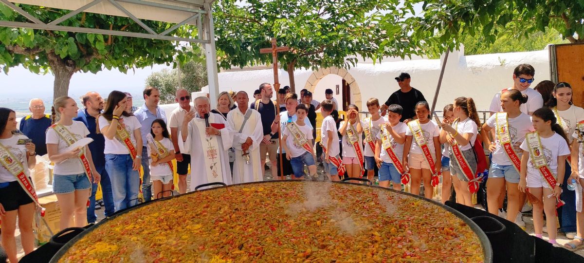 En total se sirvieron unas 2.500 raciones de paella entre los asistentes.