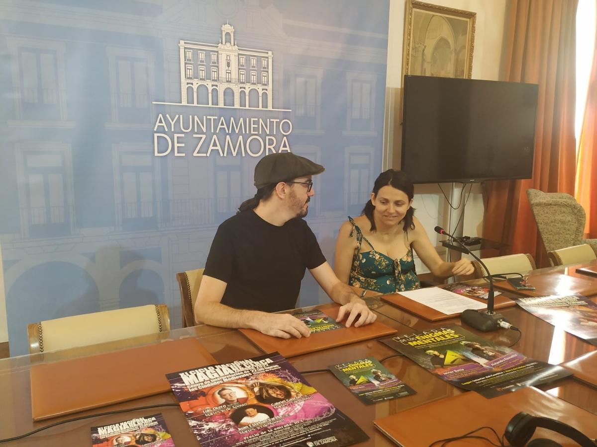 El organizador de los eventos, Paco González, y la concejala de Cultura, María Eugenia Cabezas