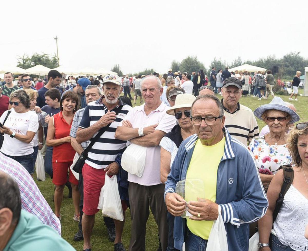 Colas para hacerse con las raciones de cordero en la fiesta. | LNE