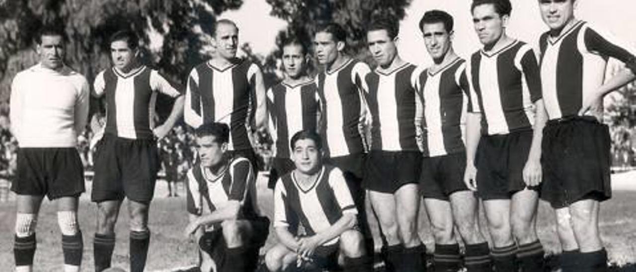 Una alineación del Hércules antes de la Guerra. Torregrosa, segundo por la izquierda, entre Pérez y Suárez de Begoña.