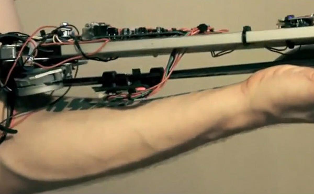 El inventor rus Dmitry Morozov ha creat un instrument que es toca amb el tatuatge del seu braç.