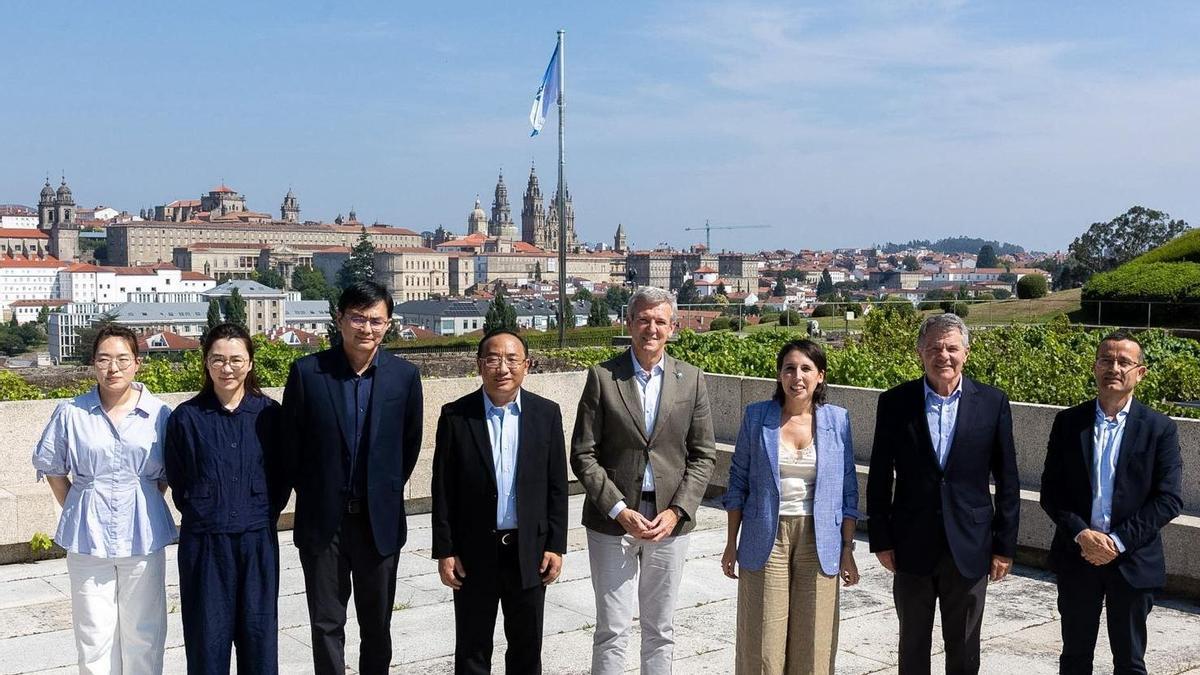 Rueda y Lorenzana con el vicepresidente de SAIC, Wu Bing, y otros directivos del grupo chino.