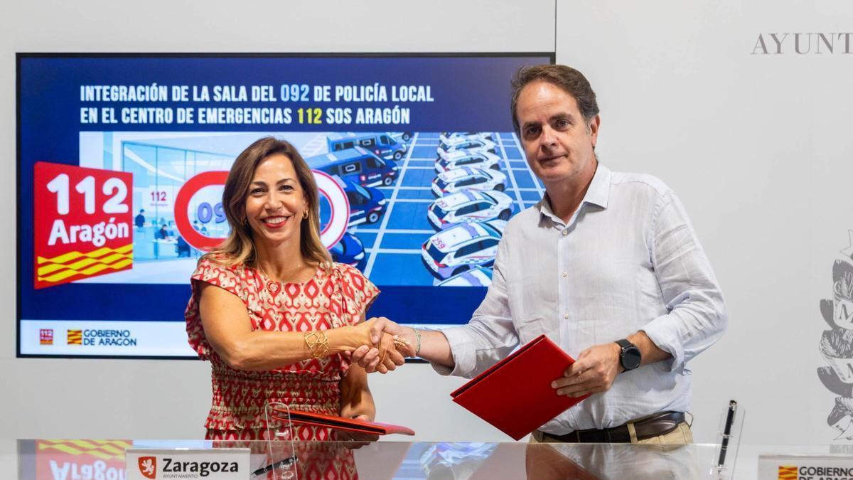 La alcaldesa de Zaragoza, Natalia Chueca, y el consejero autonómico del Interior, Roberto Bermúdez de Castro, este martes en la firma del convenio.
