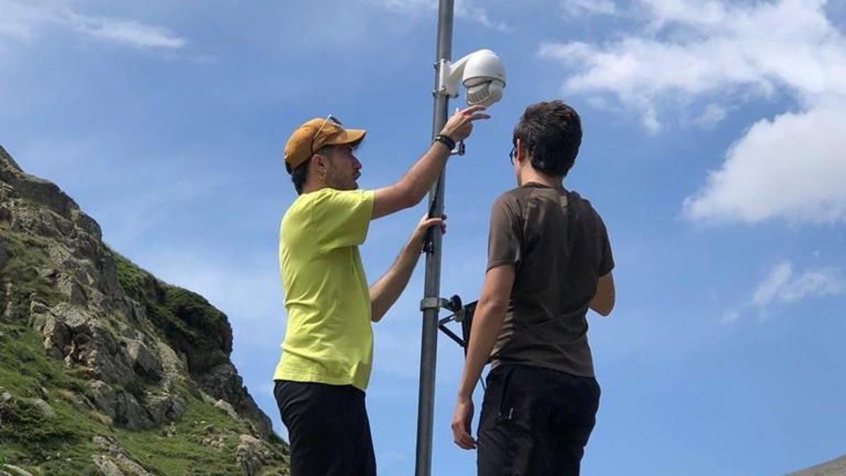 Miembros de Projecte 4 Estacions montan una estación meteorológica.