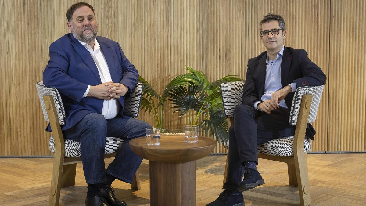 El ministro en funciones Félix Bolaños y y el presidente de ERC, Oriol Junqueras, tras sellar en Barcelona el pacto entre PSOE y ERC para investir a Sánchez.