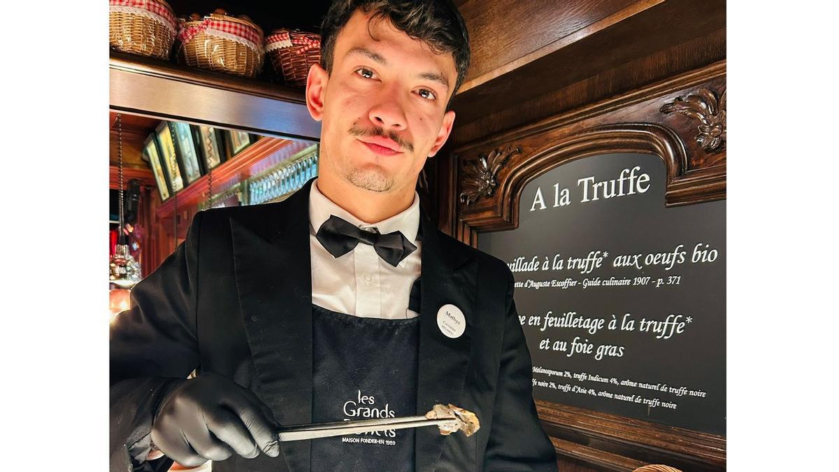 Un camarero de Les Grands Buffets, con una lámina de trufa.