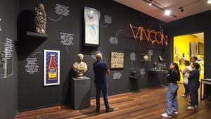 El rótulo de Vinçon domina la sala de la exposición ’Barcelona Flashback’ en la que las piezas se explican en primera persona.