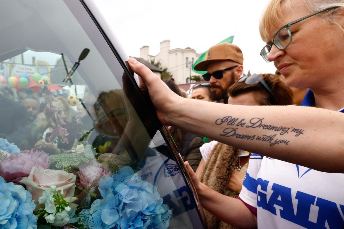 Fans de la cantante irlandesa Sinead OConnor dan su último adiós en las afueras de su antigua casa