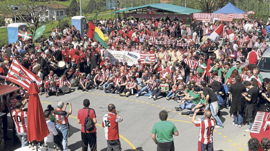 Fotografía de archivo de una reunión de peñas del Athletic Club antes de jugarse en el estadio de San Mamés un partido de Liga contra el Real Madrid.