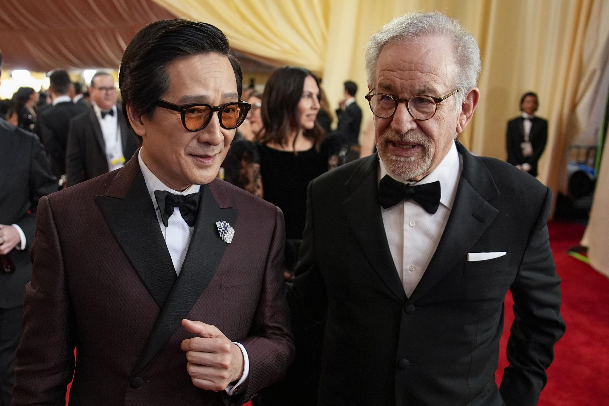 Ke Huy Quan, left, and Steven Spielberg arrive at the Oscars on Sunday, March 10, 2024, at the Dolby Theatre in Los Angeles. (AP Photo/John Locher) Associated Press/LaPresse Only Italy and Spain / EDITORIAL USE ONLY/ONLY ITALY AND SPAIN