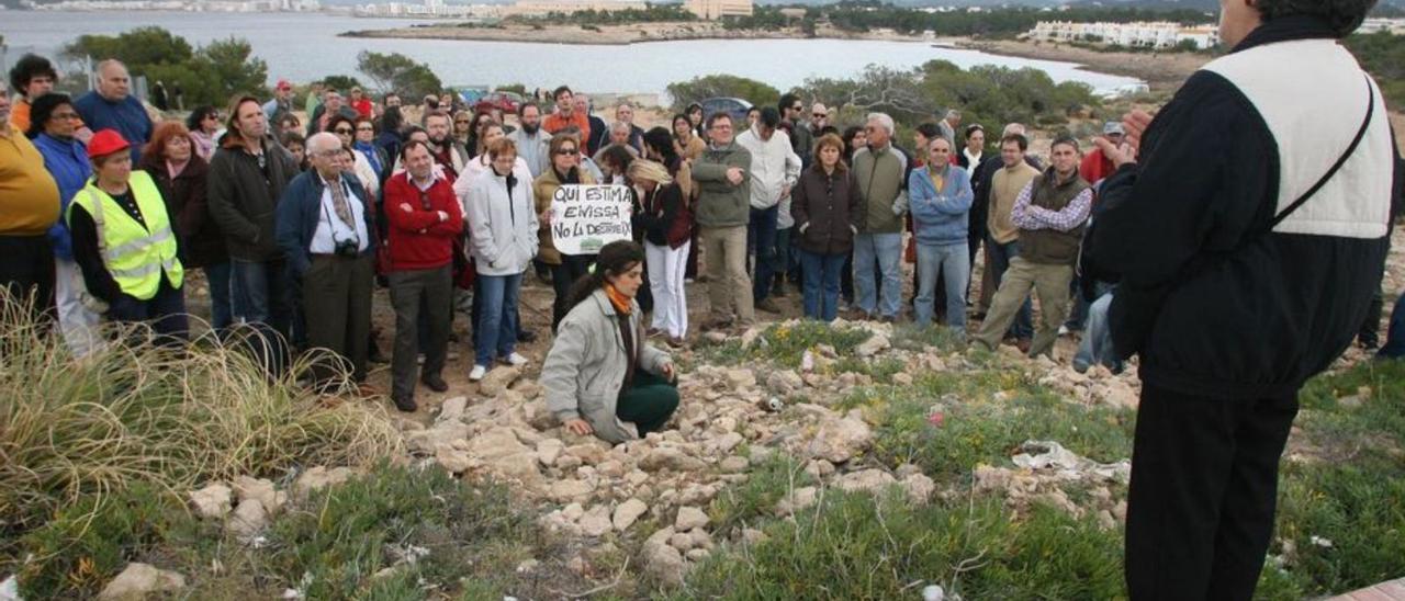 Protesta en 2007 contra la urbanización de Punta Pedrera. | J. A. RIERA