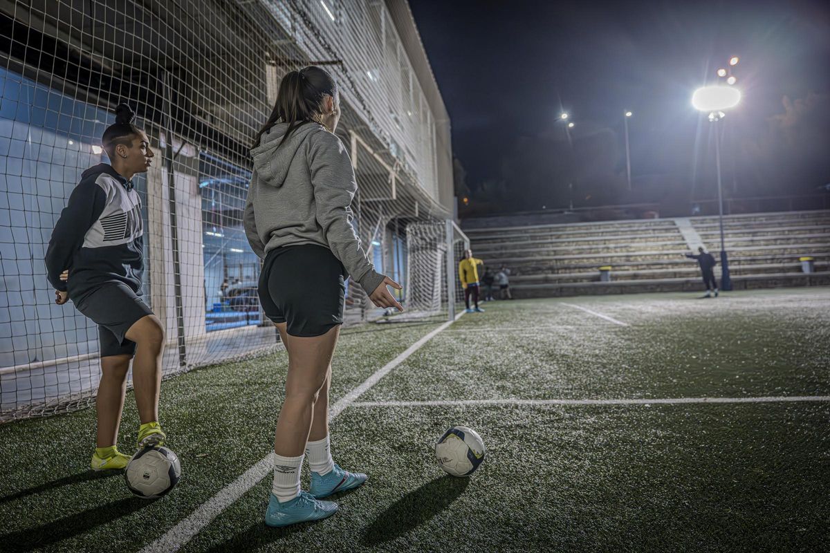 Entrenamiento del primer equipo de fútbol femenino que se crea en el barrio de La Mina