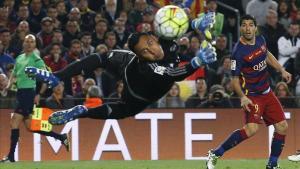 Keylor Navas ante Luis Suárez durante el clásico del pasado mes de abril.