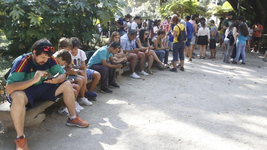 Cientos de entrenadores Pokémon se ponen las botas en la Alameda de Vigo