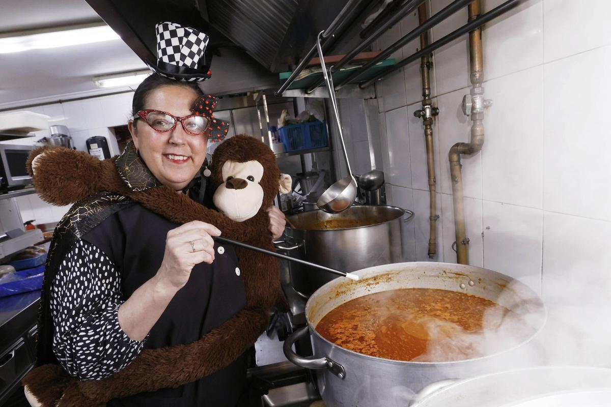 Pilar Meana, chef de La Cantina de Villalegre, disfraza, haciendo callos