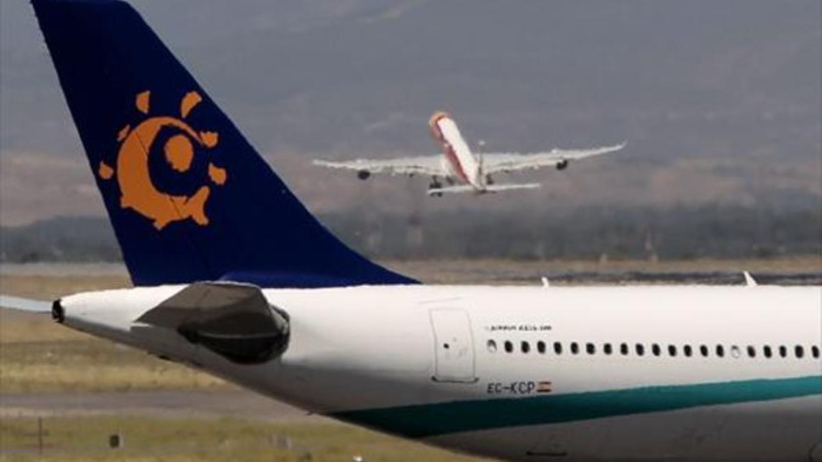 Dos aviones en las pistas de la Terminal 4 del aeropuerto de Barajas.