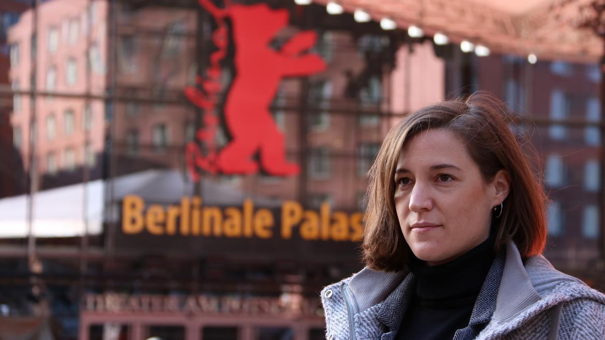 Carla Simón, directora de la pel·lícula 'Alcarràs', el dia de la presentació al Festival de Berlín, amb el Berlinale Palast de fons