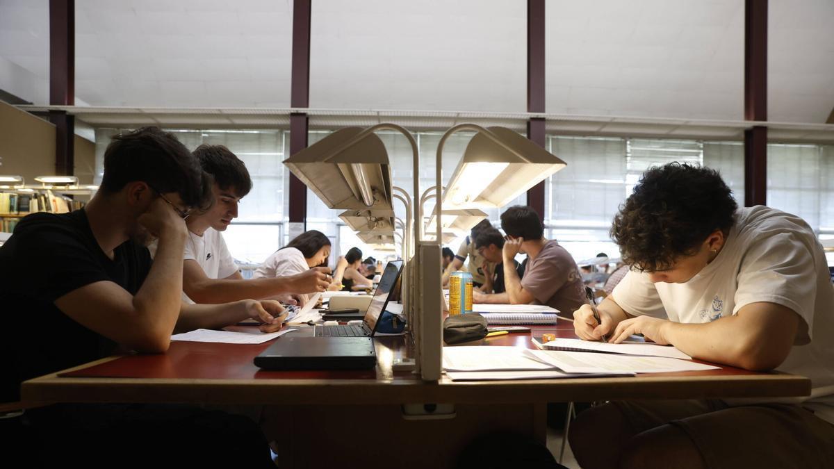 Estudiantes en la biblioteca Bances Candamo