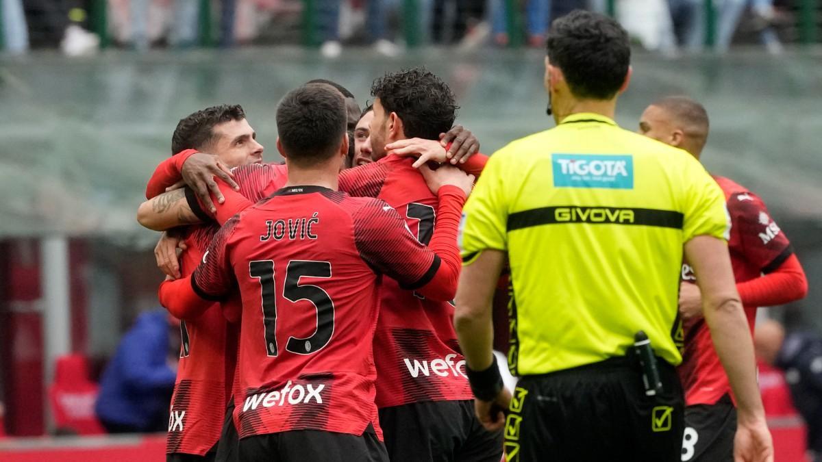 Los jugadores del Milan celebran un gol