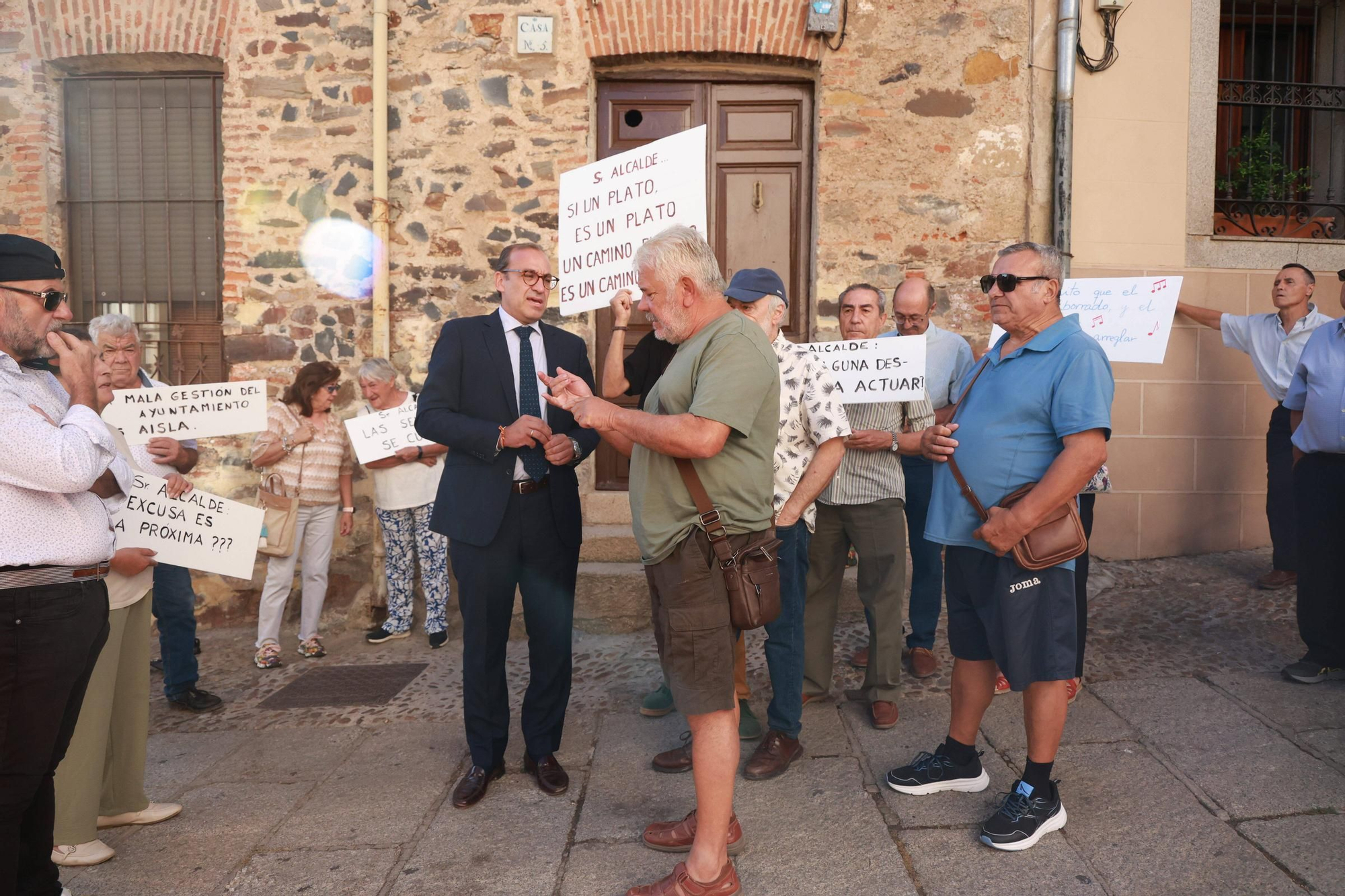Así ha sido la protesta de los vecinos de Cuartos del Baño en Cáceres
