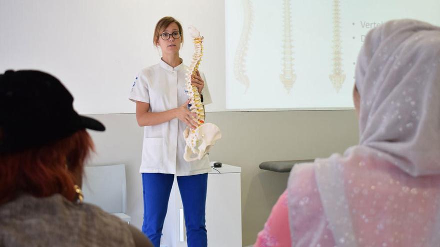 Fisioterapeutes de la Clínica Universitària formen dones usuàries de Caritas Manresa