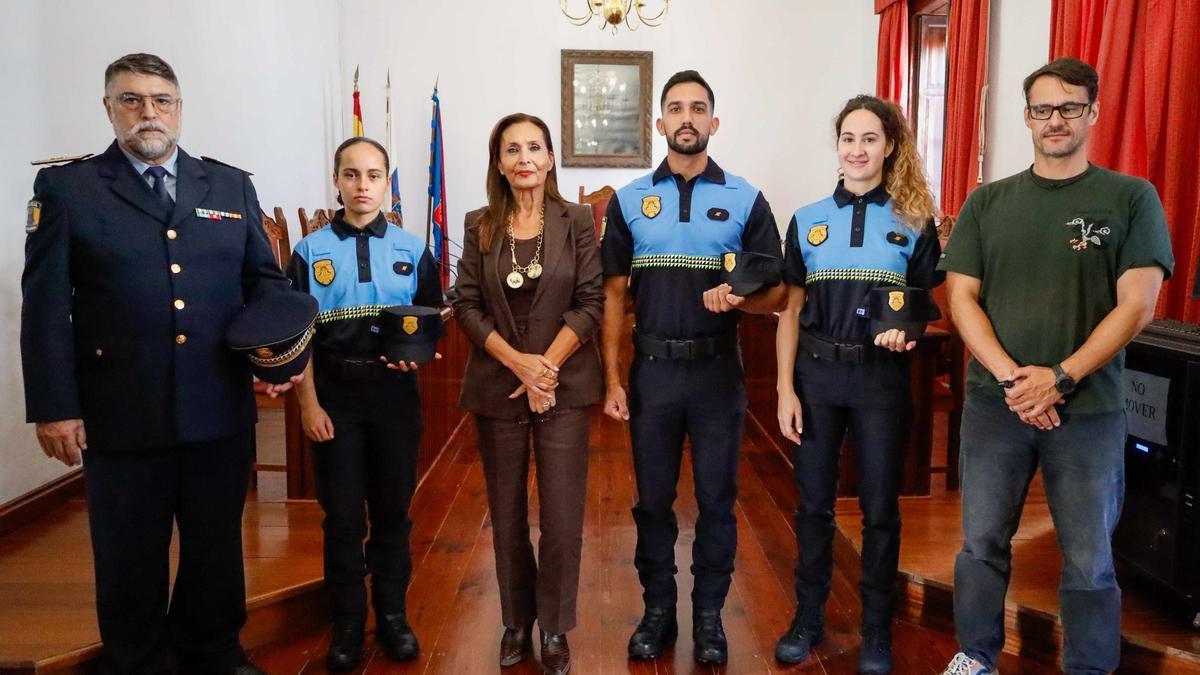 La alcaldesa de Agaete, María del Carmen Rosario, en el centro, junto a los tres nuevos agentes en prácticas