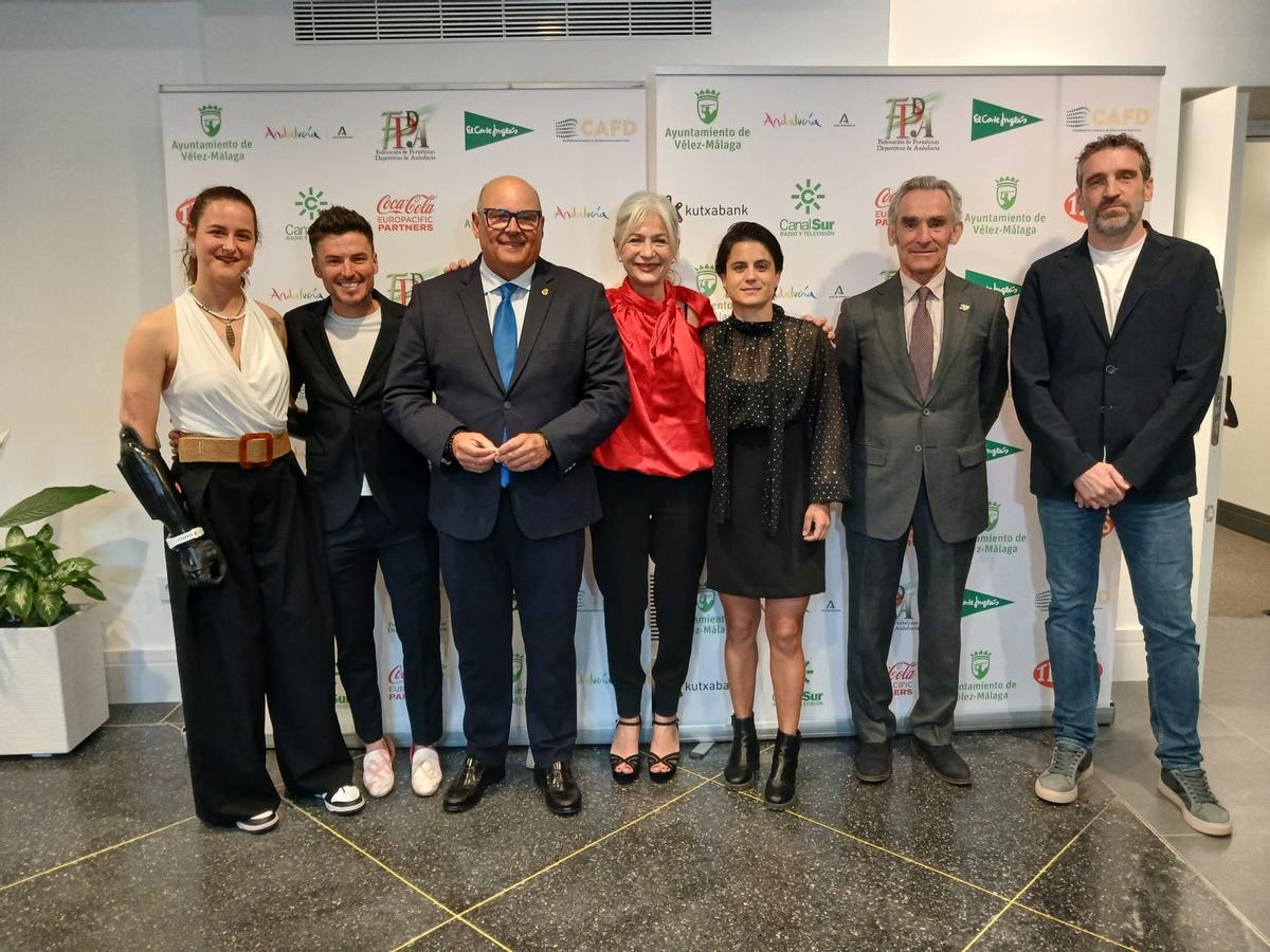 Foto de los premiados y las autoridades.
