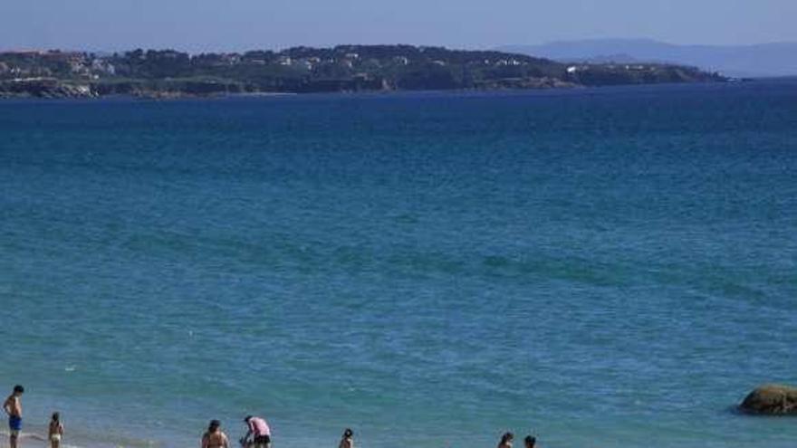 La mancomunidad muestra hoy a los touroperadores rusos las múltiples posibilidades que encierra la playa de A Lanzada. // Muñiz