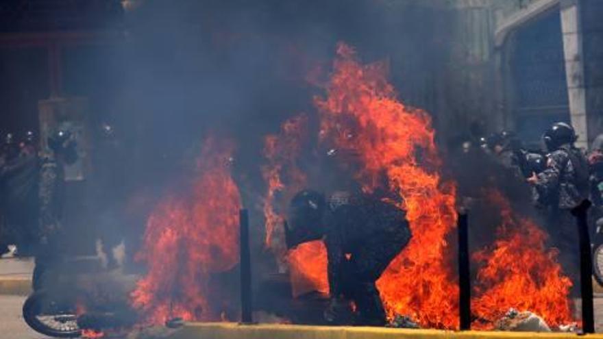 Tres motos de la policia van explotar a Caracas.