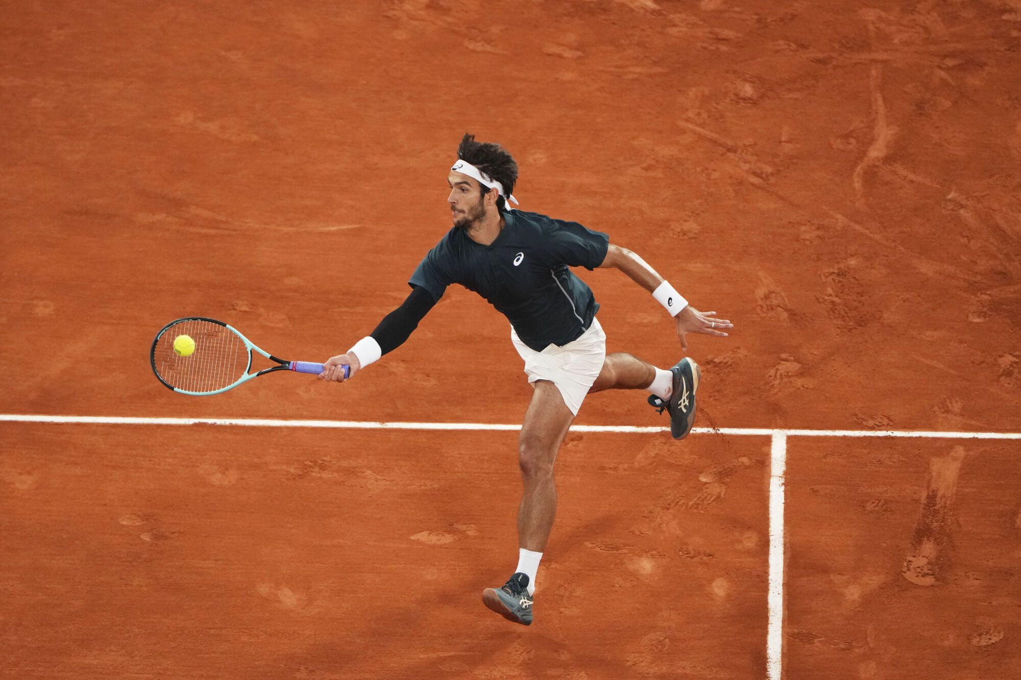 Italy's Lorenzo Musetti plays a shot against Spain's Carlos Alcaraz during the semifinal match of the French Tennis Open at the Roland-Garros stadium in Paris, Friday, June 6, 2025. (AP Photo/Lindsey Wasson)