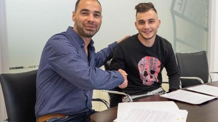 Borja, junto al director deportivo, Jorge Cordero, tras firmar su renovación