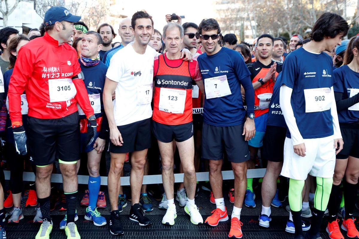 GRAF6171. MADRID, 27/01/2019.- Los exfutbolistas Raúl González (2d), Alvaro Arbeloa (3d) y Abel Antón (3d), doble campeón del mundo de maratón, momentos antes de tomar este domingo la salida en la III Carrera Solidaria Fundación Real Madrid que ha tenido lugar hoy en el paseo de la Castellana de Madrid. EFE/Javier Lizón