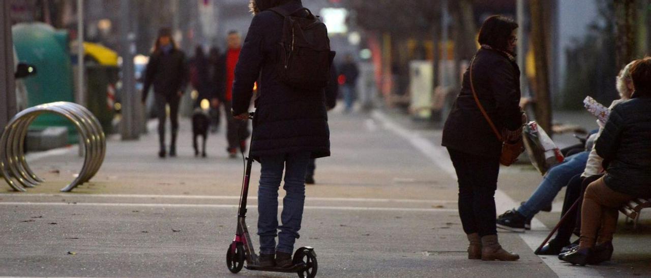 Una persona en patinete se desplaza por la Avenida de Lugo en Pontevedra. |   // RAFA VÁZQUEZ