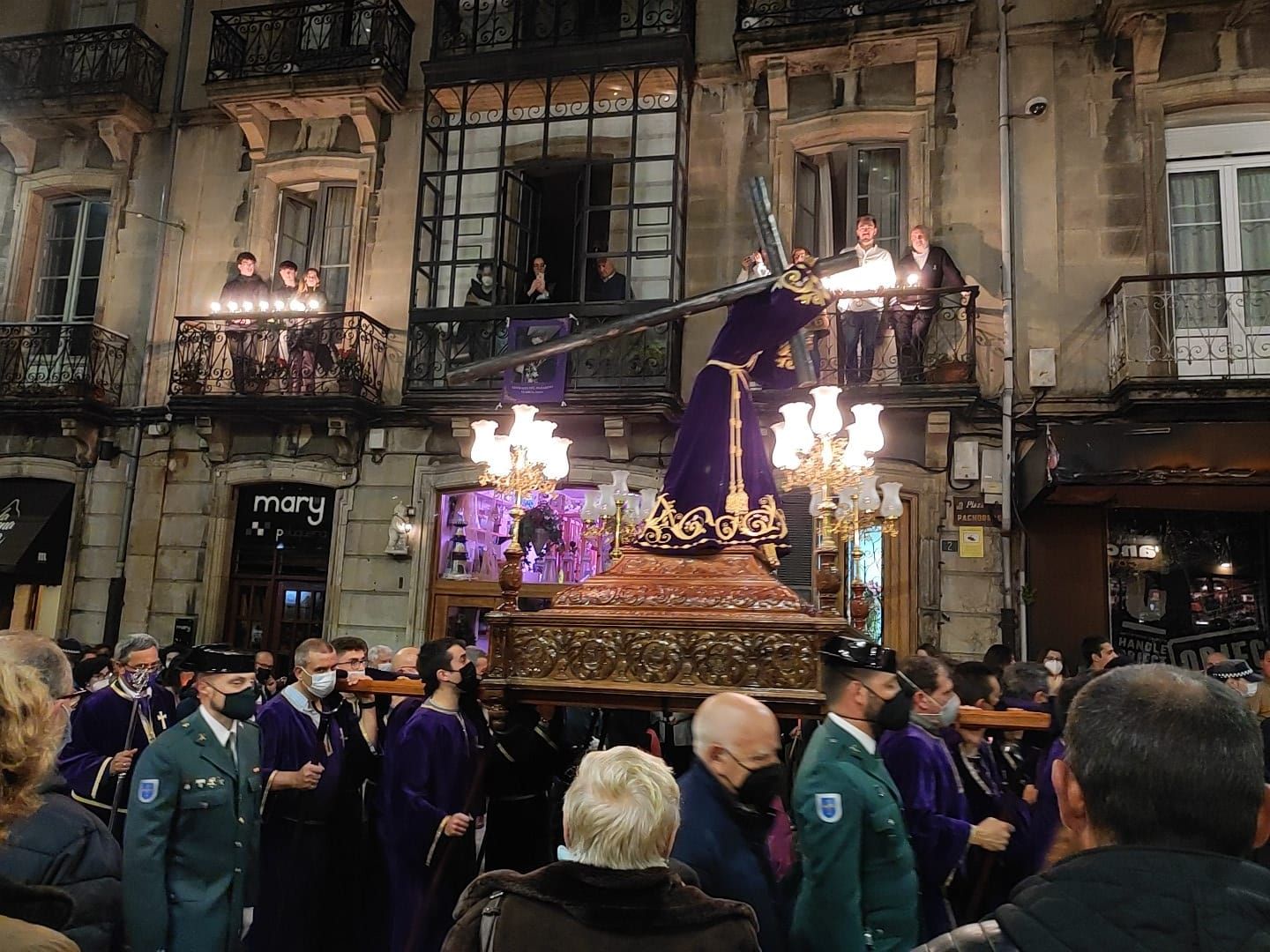 La procesión del Nazareno emociona en Luarca: estas son las imágenes de una cita que llenó las calles