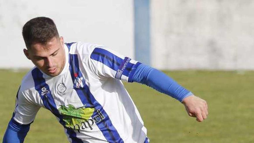Un jugador del Pontellas roba el balón a un rival. // Alba Villar