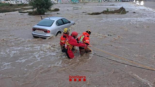 Fortes pluges a Tarragona tallen carreteres i línies de Rodalies per inundacions