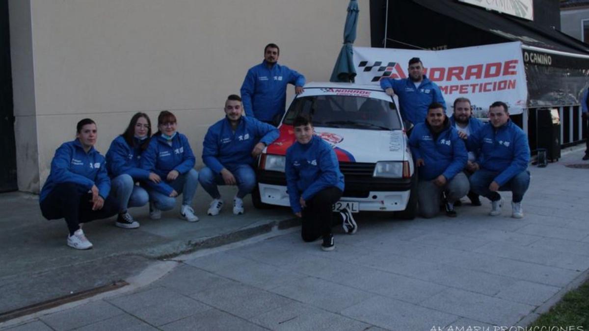 El equipo Andrade Competición junto a su montura. |