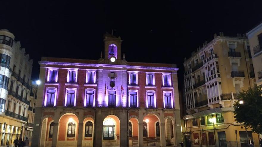 La fachada del Ayuntamiento de Zamora, iluminada de rosa en años anteriores