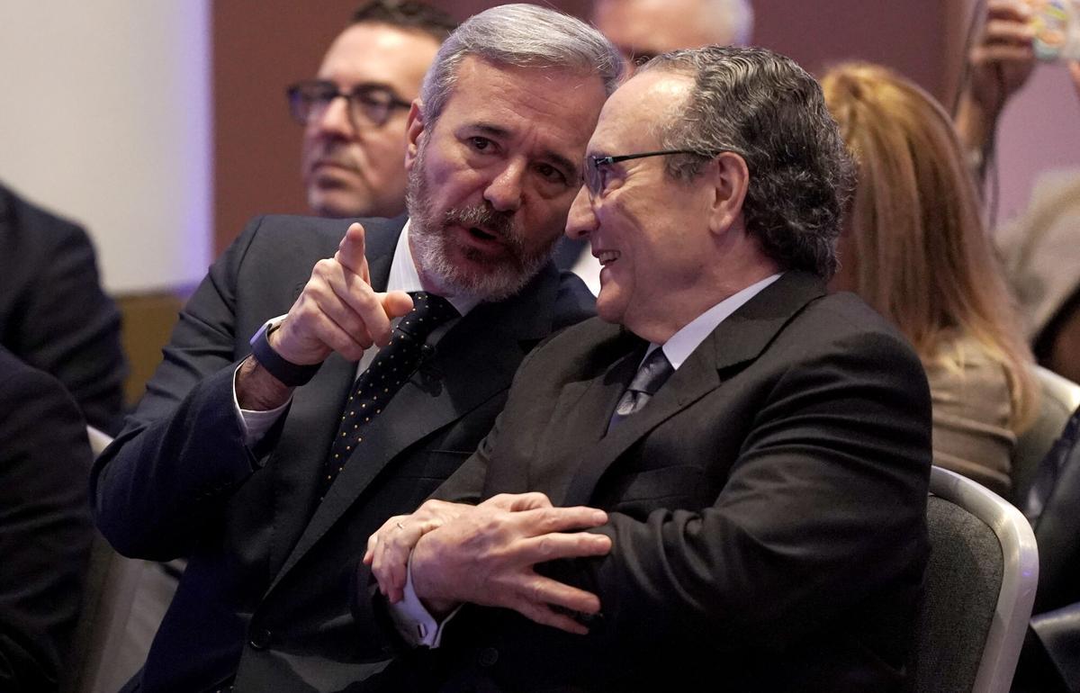 Jorge Azcón, presidente del Gobierno de Aragón, junto a Javier Moll, presidente de Prensa Ibérica, en el foro España 360