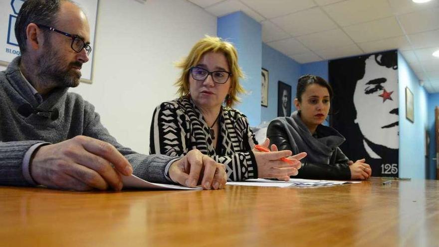 Montse Prado (centro), con Odilo Barreiro y Silvia Carballo, ayer en la sede del BNG en Moaña. // G.N.