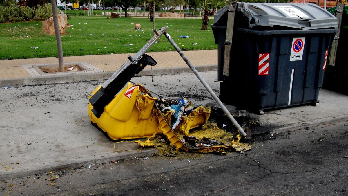 Imagen de archivo. Preocupación en Sevilla: arden varios contenedores en diferentes puntos de la ciudad
