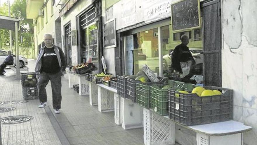 Los expositores de frutas en la calle vuelven a provocar quejas de los cacereños