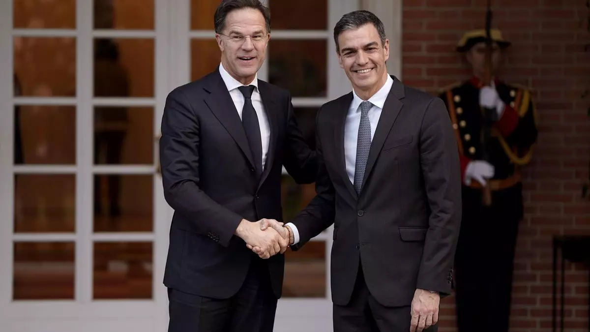 Rutte reclama en su visita a Sánchez "la urgente necesidad de invertir más" en defensa