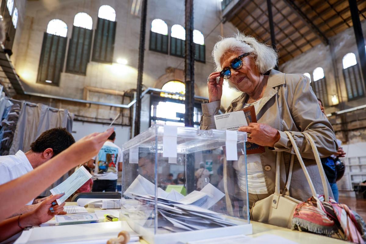 Jornada electoral en el mercado de Galvany de Barcelona