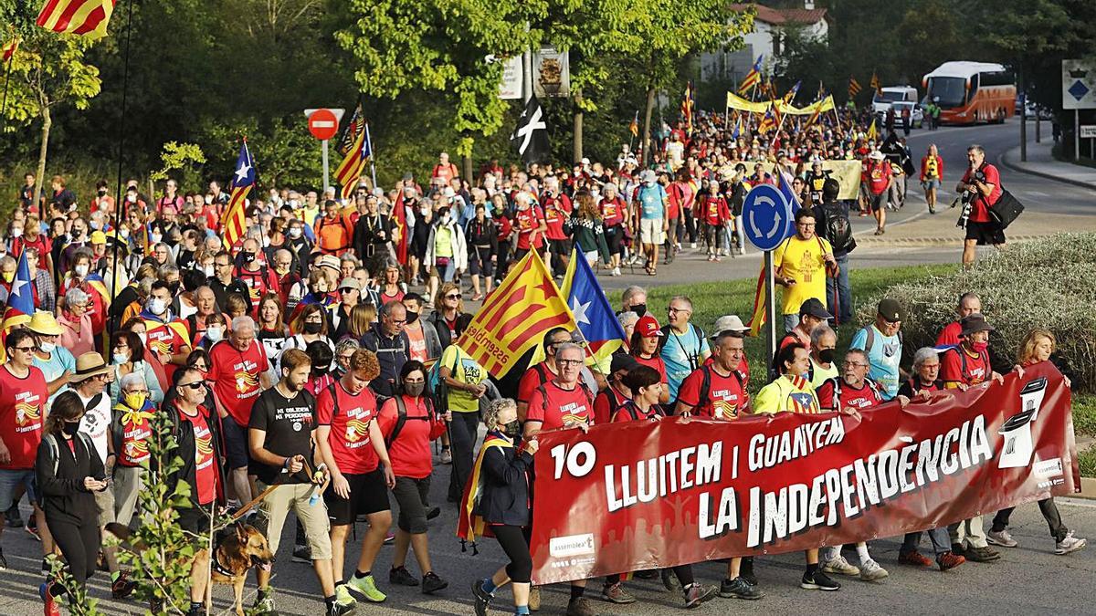 Els assistents de la marxa per commemorar l'1 d'Octubre, a l'entrada de Girona. | ANIOL RESCLOSA