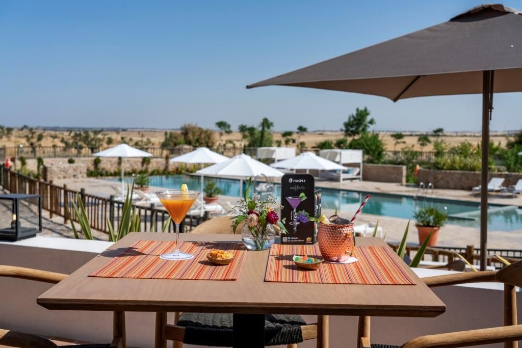 La terraza es perfecta para tomar algo y bañarse en la piscina.