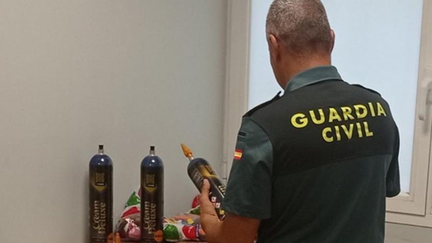 Hallan 244 botellas de ‘gas de la risa’ en Ibiza cuando investigaban un robo